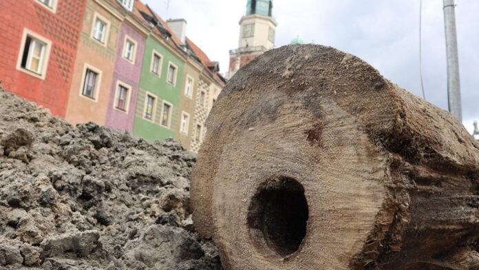drewniane rury wodociągowe fot. UMP