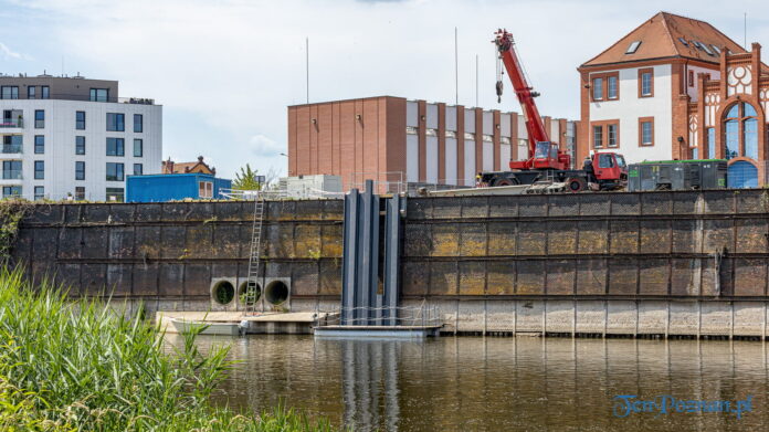 Mur oporowy nad Wartą Poznań fot. Sławek Wąchała
