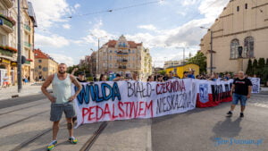 Parada Równości 2022 Poznań - Kibole na rynku Wildeckim fot. Sławek Wąchała