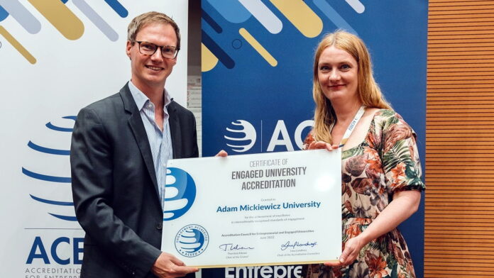 Prof. dr Thorsten Kliewe, ACEEU Chair oraz Anna Szmidt-Fiedler z UAM fot. ACCEU