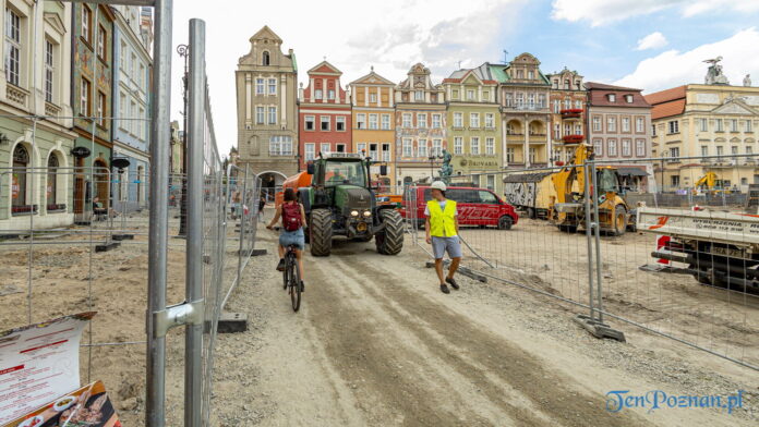 Stare Miasto Poznań Stary Rynek remont polewaczka fot. Sławek Wąchała