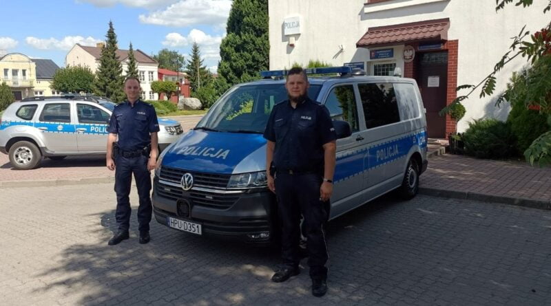 funkcjonariusze z Komisariatu Policji w Sompolnie fot. policja Konin