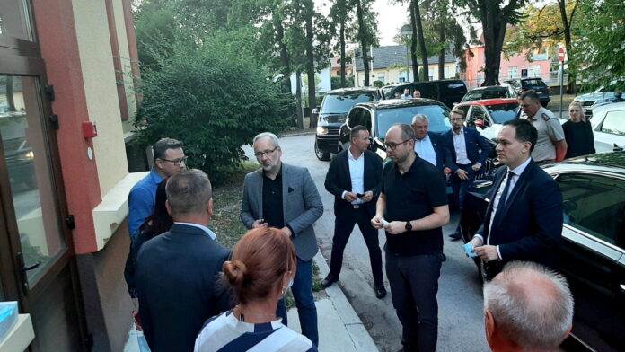 minister Adam Niedzielski i wiceminister Marcin Przydacz w szpitalu w Zagrzebiu fot. M. Przydacz TT