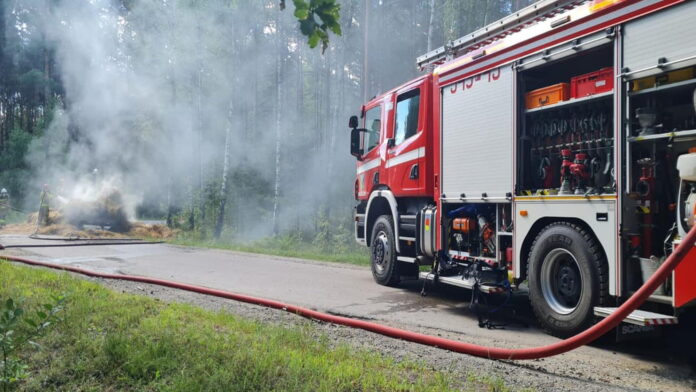 pożar przyczepy fot. OSP Brzeziny