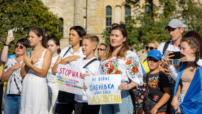 STOP WAR IN UKRAINE! Ukraińcy na Placu Adama Mickiewicza fot. Sławek Wąchała