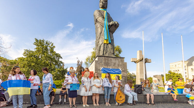 STOP WAR IN UKRAINE! Ukraińcy na Placu Adama Mickiewicza fot. Sławek Wąchała