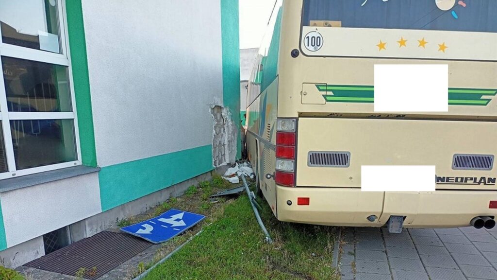 autobus wjechał w budynek fot. policja Gniezno