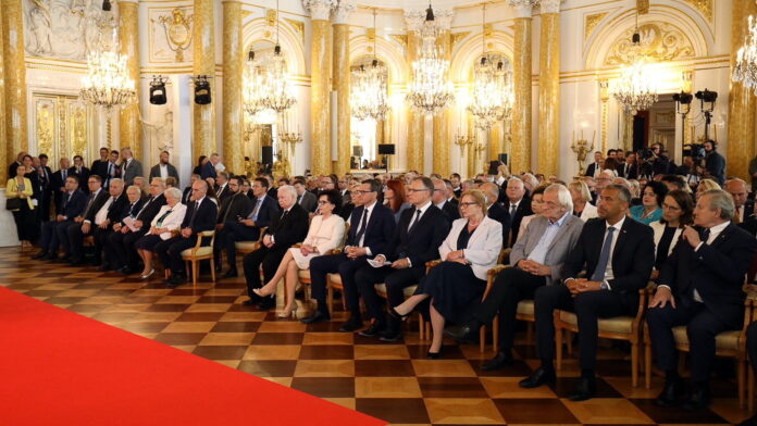prezentacja raportu posła Mularczyka na Zamku Królewskim w Warszawie fot. KPRM