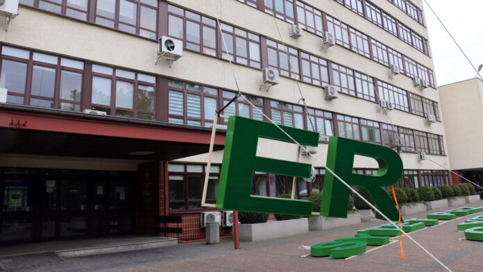 remont neonu fot. Uniwersytet Przyrodniczy