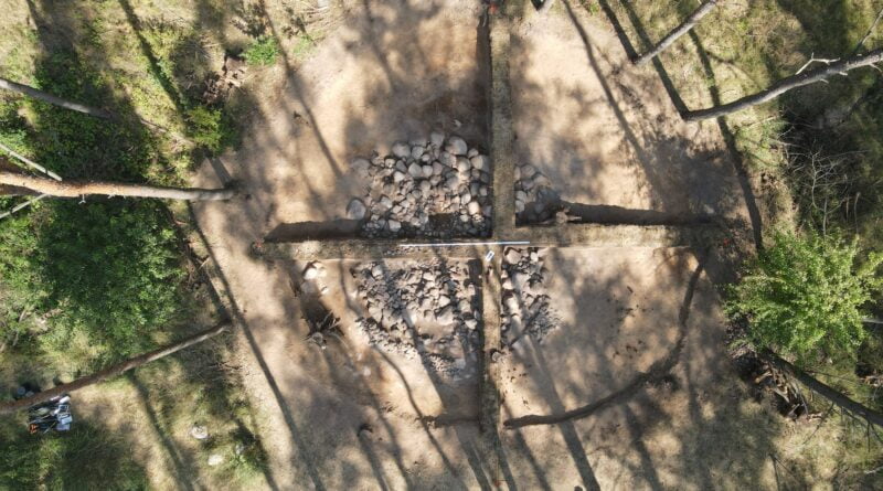 Zdjęcie z drona ukazujące konstrukcję kurhanu Fot. A. Telążka, UAM