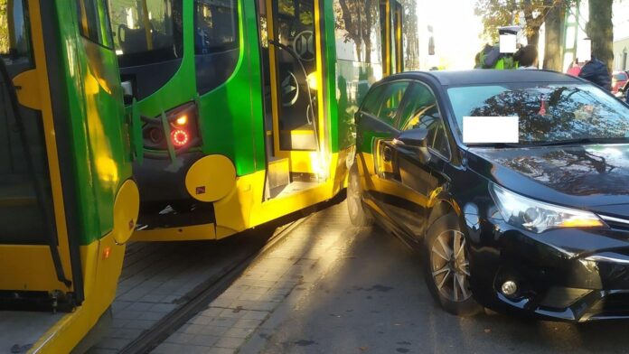 samochód zderzył się z tramwajem, Hetmańska fot. N. Wąchała