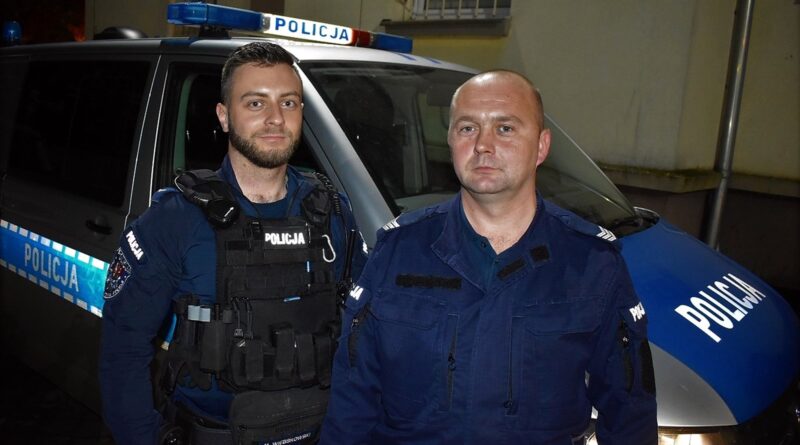 Sierżant sztabowy Damian Kledzik oraz sierżant Mateusz Wiebskowski fot. policja Złotów