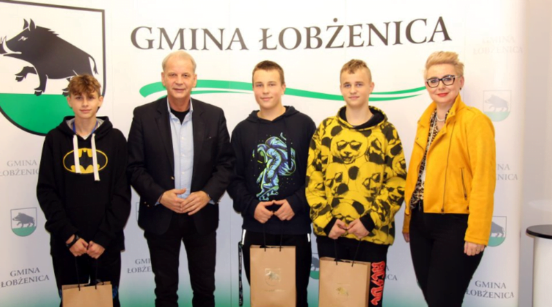 Bartosz Adamczyk, Filip Dobrowolski, Gracjan Bogacki, burmistrz Piotr Łosoś i dyrektorka Aleksandra Baumann fot. UMG Łobżenica