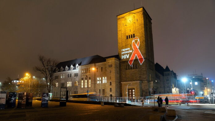 Czerwona kokardka, Poznań fot. LeczHiv