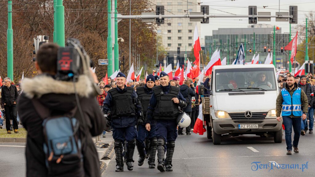 Marsz Niepodległości w Poznaniu. Obyło się bez ekscesów (ZDJĘCIA)