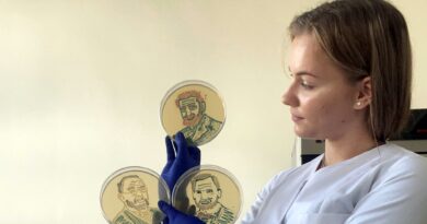 Martyna Pietrzak i jej obrazy z mikrobów fot. UPP