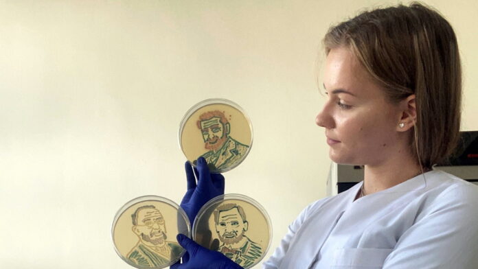Martyna Pietrzak i jej obrazy z mikrobów fot. UPP