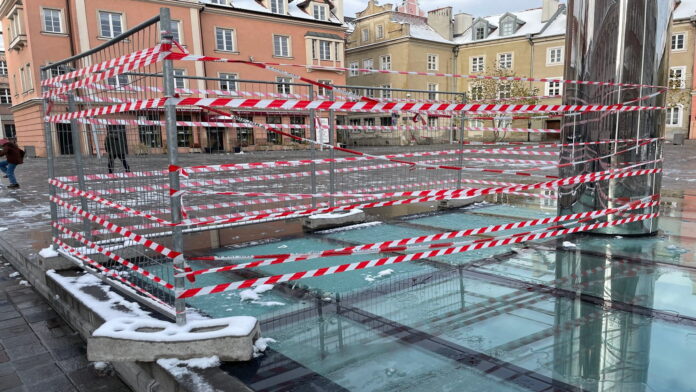 uszkodzenie, plac Kolegiacki fot. Użytkownik