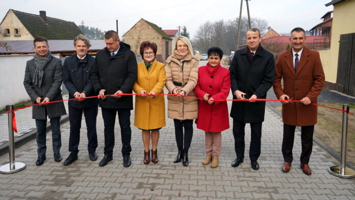 wojewoda Michał Zieliński, otwarcie boiska, Kaszczor fot. WUW