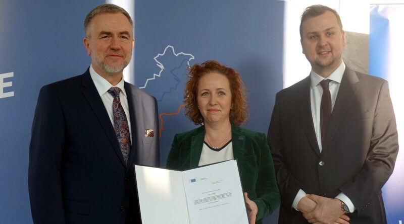 Marszałek Marek Woźniak, Maria Galewska i Adam Gajek, przedstawiciele Komisji Europejskiej, zatwierdzenie programu FEW fot. UMWW