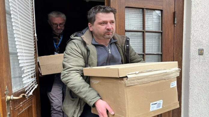 baterie i świece dla Ukrainy fot. M. Staniewski FB