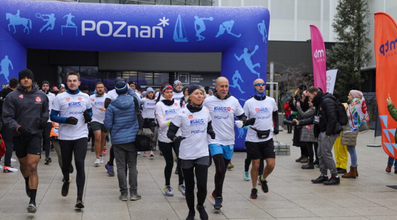 Biegacze przebiegli przez Poznań. By policzyć się z cukrzycą i pomóc WOŚP (ZDJĘCIA)