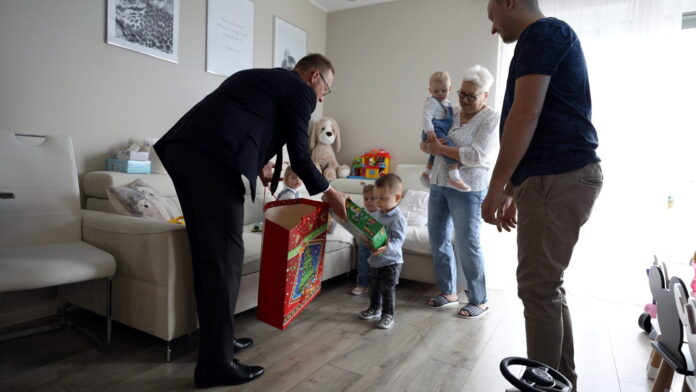 Michał Powałowski, zastępca prezydenta Gniezna z życzeniami u pięcioraczków fot. UM Gniezno