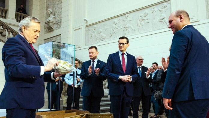 Przekazanie sreber z Funduszu Obrony Narodowej fot. KPRM