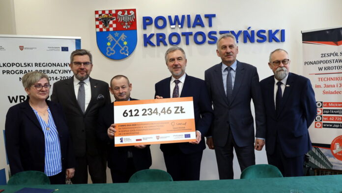 podpisanie umowy w powiecie krotoszyńskim fot. UMWW