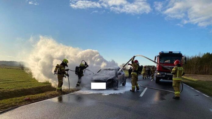 pożar samochodu fot. KP PSP Rawicz