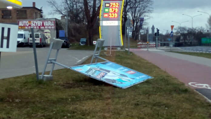przewrócony baner fot. L. Łada