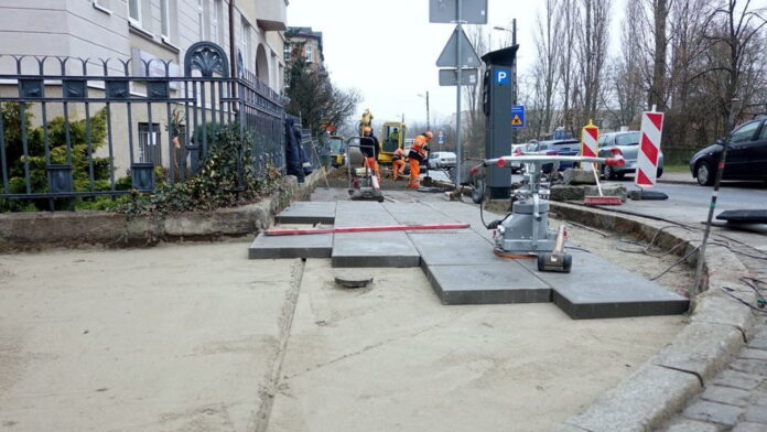 remont chodnika, Krzyżowa fot. ZDM