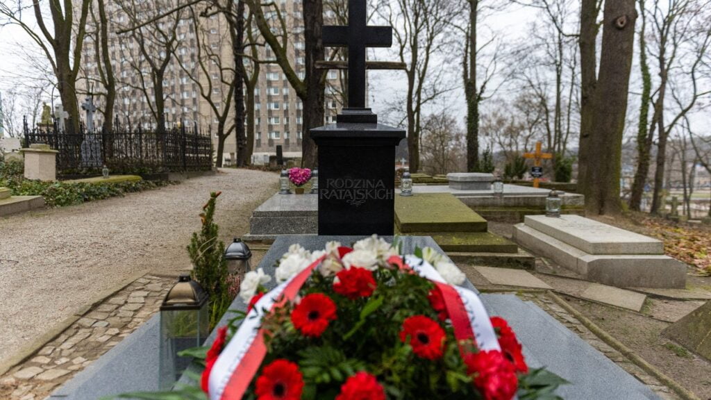 Kwiaty na grobie Cyryla Ratajskiego. Z okazji rocznicy urodzin