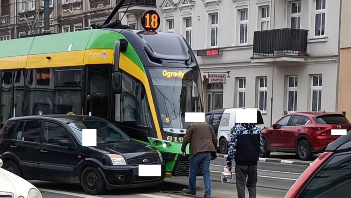 tramwaj zderzył się z samochodem na Dąbrowskiego fot. K. Adamska