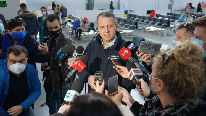 Wojewoda M. Zieliński w punkcie recepcyjnym na MTP, 21.03.2022 fot. WUW