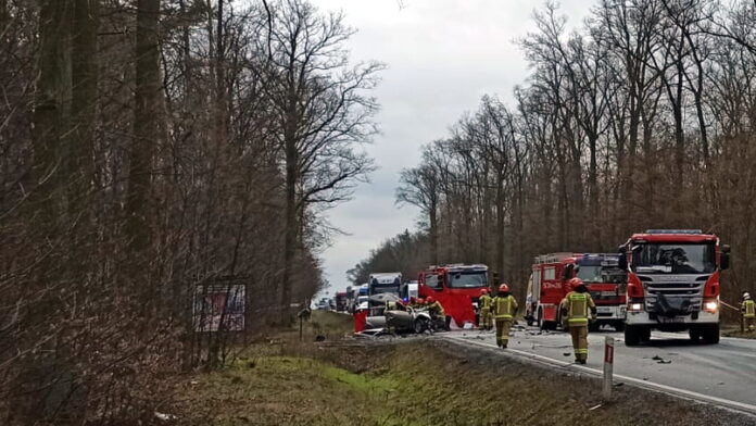 wypadek na DK11 fot. KP PSP Ostrów