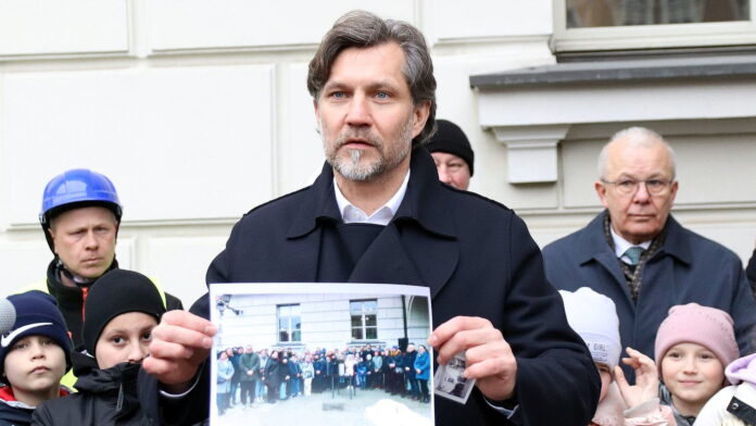 zakopanie kapsuły czasu, prezydent Krystian Kinastowski fot. UM Kalisz