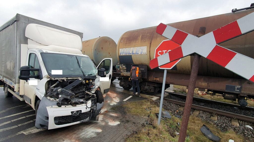 zderzenie auta dostawczego z pociągiem fot. OSP Kiszkowo