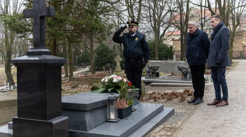 złożenie kwiatów na grobie Cyryla Ratajskiego, Grzegorz Ganowicz, Mariusz Wiśniewski fot. UMP