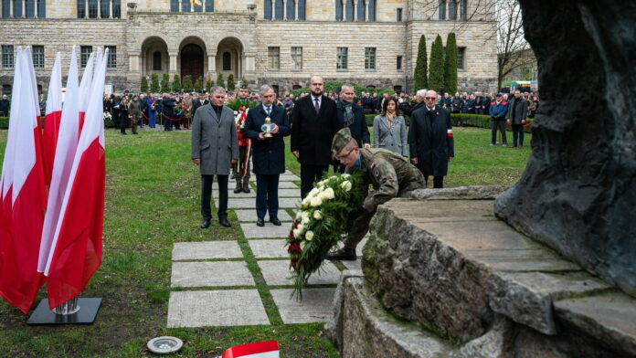 83. rocznica Zbrodni Katyńskiej, składanie kwiatów fot. UMP