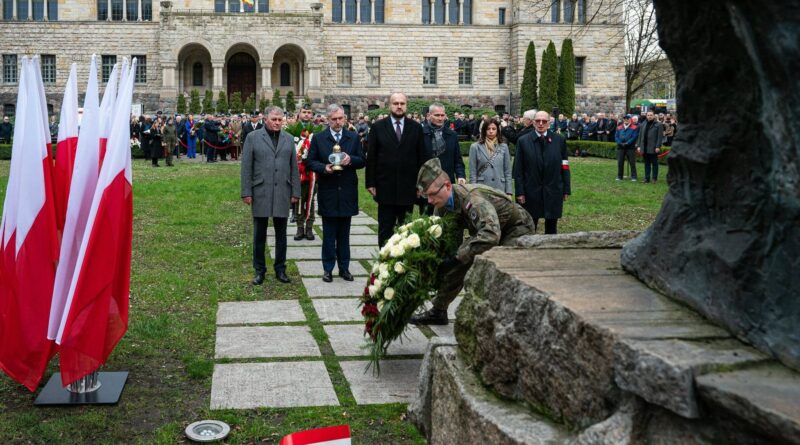 83. rocznica Zbrodni Katyńskiej, składanie kwiatów fot. UMP