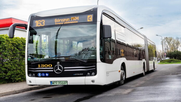 Biały autobus mercedes eCitaro fot. MPK Poznań