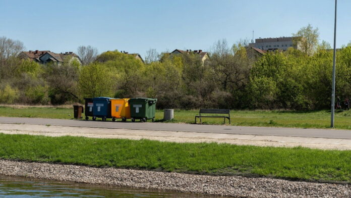 kontenery na śmieci nad Wartą fot. UMP