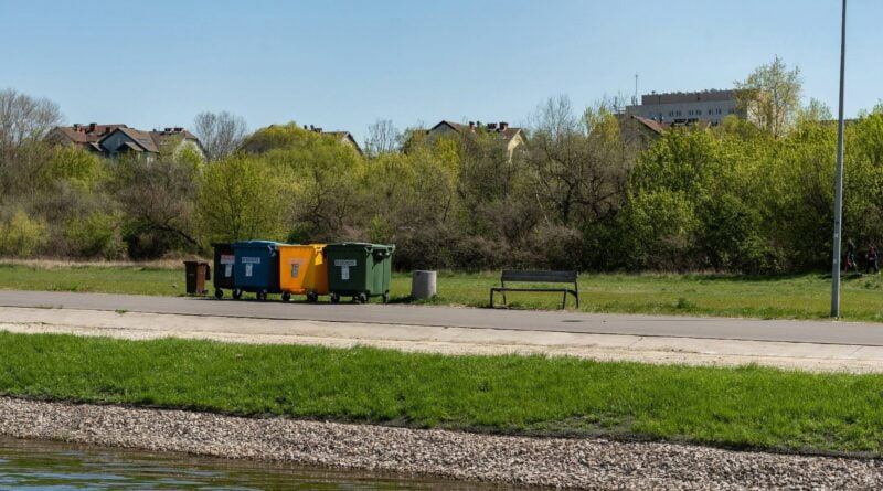 kontenery na śmieci nad Wartą fot. UMP