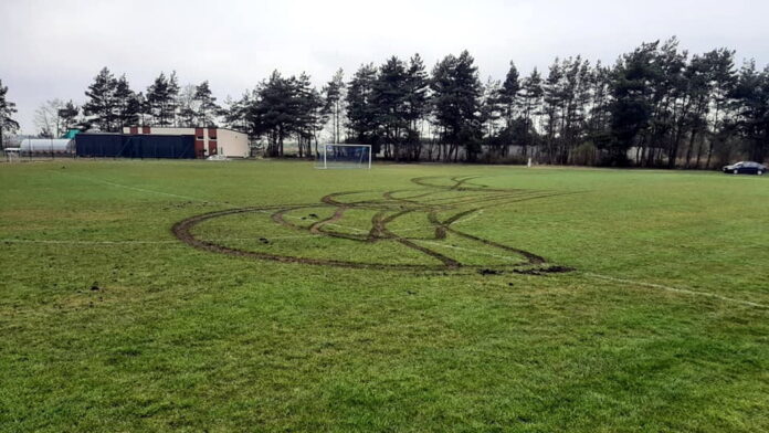 zniszczone boisko fot. GKS Victoria Skarszew