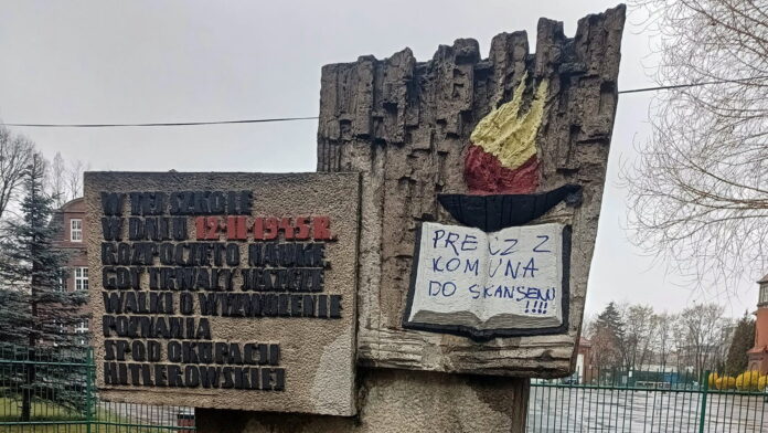 zniszczony pomnik fot. Julia DY