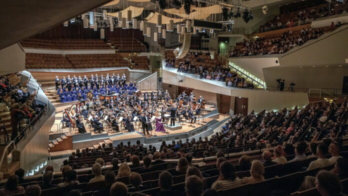 Paria, Teatr Wielki w Poznaniu fot. Bartek Barczyk