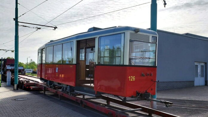 czerwony wagon KSW fot. MPK Poznań