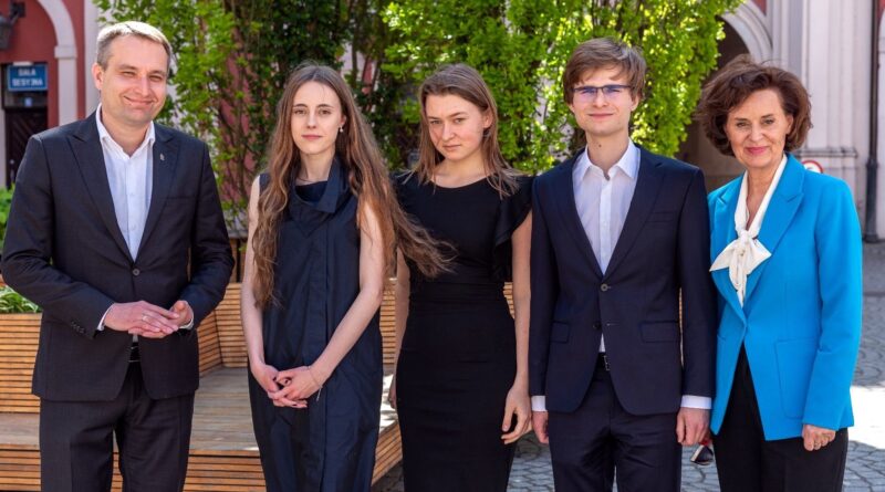 Julia, Natalia, Mateusz, Mariusz Wiśniewski i Małgorzata Dembska fot. UMP