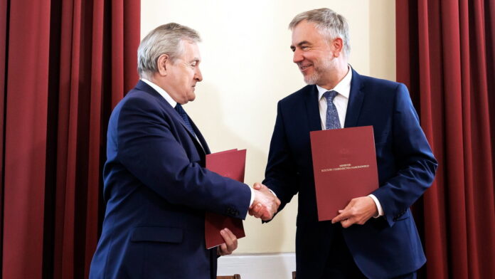 Piotr Gliński, Marek Woźniak, podpisanie umowy fot. UMWW